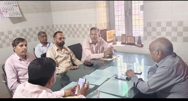 मवाना के संयुक्त व्यापारी एसोसिएशन के एक प्रतिनिधिमंडल अधिशासी अधिकारी राजीव जैन से मिलाकर सुनाई जन समस्याएं :