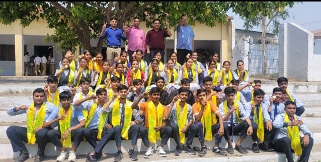 फलावदा रोड स्थित कृषक इण्टर कालिज में आयोजित मेधावी सम्मान समारोह में हाई⁹स्कूल के मेधावी सम्मानित :