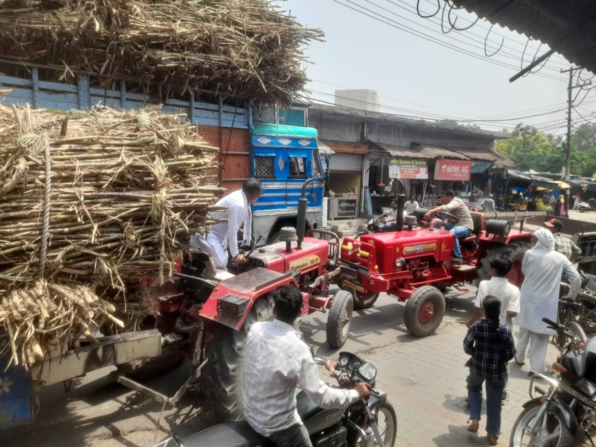 मवाना मिल में जा रहे गन्ने से लदे दो ट्रैक्टर ट्राली वाले आपस में भिड़े यातायात हुआ बाधित :