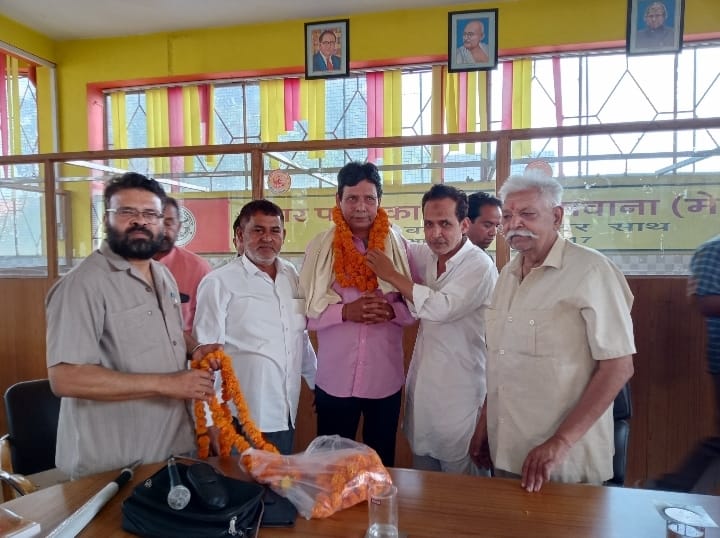 सफाई कर्मचारी के 60 वर्ष की सेवा पूर्ण होने पर नगर पालिका परिषद द्वारा उनके लिये सम्मान समारोह आयोजित किया :