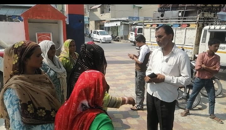 मवाना मिल रोड पर पिकअप गाड़ी चालक ने बाइक में मारी जोरदार टक्कर महिला समेत दो मामूली घायल :