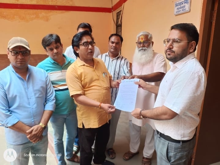 राष्ट्रिय हिन्दू संघर्ष समिति के संगठन कार्यकर्ता द्वाराअवैध बस्तियों को हटाने और उनके वासियों की नागरिकता की गहन जाँच के लिए मवाना तहसीलदार को सोपा ज्ञापन :