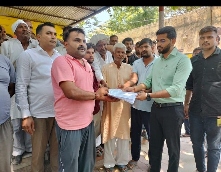 मवाना क्षेत्र के ग्रामीणों द्वारा भूमाफियाओं के खिलाफ उप जिलाअधिकारी को सोपा ज्ञापन :