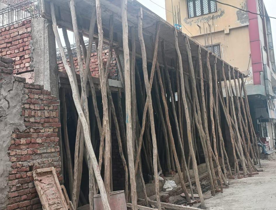 मेट्रो प्लाजा के बराबर MDA के किस अधिकारी के संरक्षण में चल रहा अवैध निर्माण बन रहा जांच का विषय :
