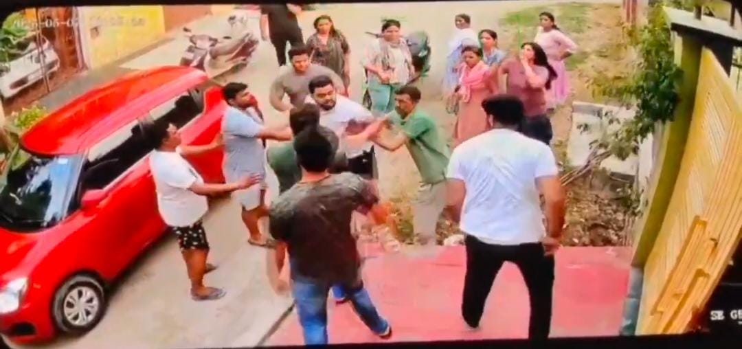 मेरठ: प्रतिबंधित नस्ल के कुत्ते को लेकर सड़क पर भिड़े पड़ोसी, गुंडागर्दी और मारपीट CCTV में कैद :