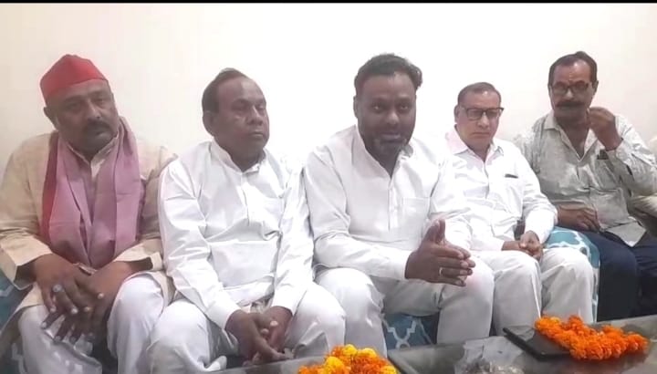 हस्तिनापुर विधानसभा क्षेत्र से पूर्व में विधायक व राज्यमंत्री रहे प्रभुदयाल वाल्मीकि के आवास पर समाजवादी पार्टी एससी एसटी प्रकोष्ठ के राष्ट्रीय अध्यक्ष डॉक्टर राहुल भारती ने की प्रेस वार्ता :