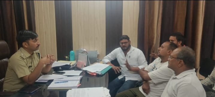 पीड़ित द्वारा मवाना क्षेत्र अधिकारी से की शिकायत बस स्टैंड पुलिस चौकी पर हल्का दारोगा के कमरा बंद कर मारपीट का लगाया आरोप :