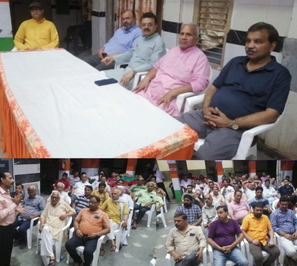 साप्ताहिक पैंठ में दुकानें न लगाने को लेकर सुभाष चौक पर स्थित पंचायती धर्मशाला में व्यापारिक संगठनों द्वारा सभा आयोजित :