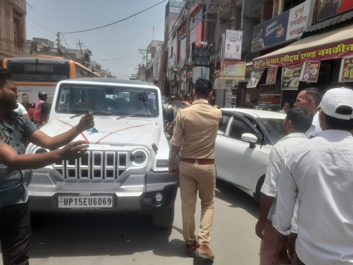 मवाना नगर में जाम के चलते दरोगा जी की गाड़ी की खिड़की उड़ी :
