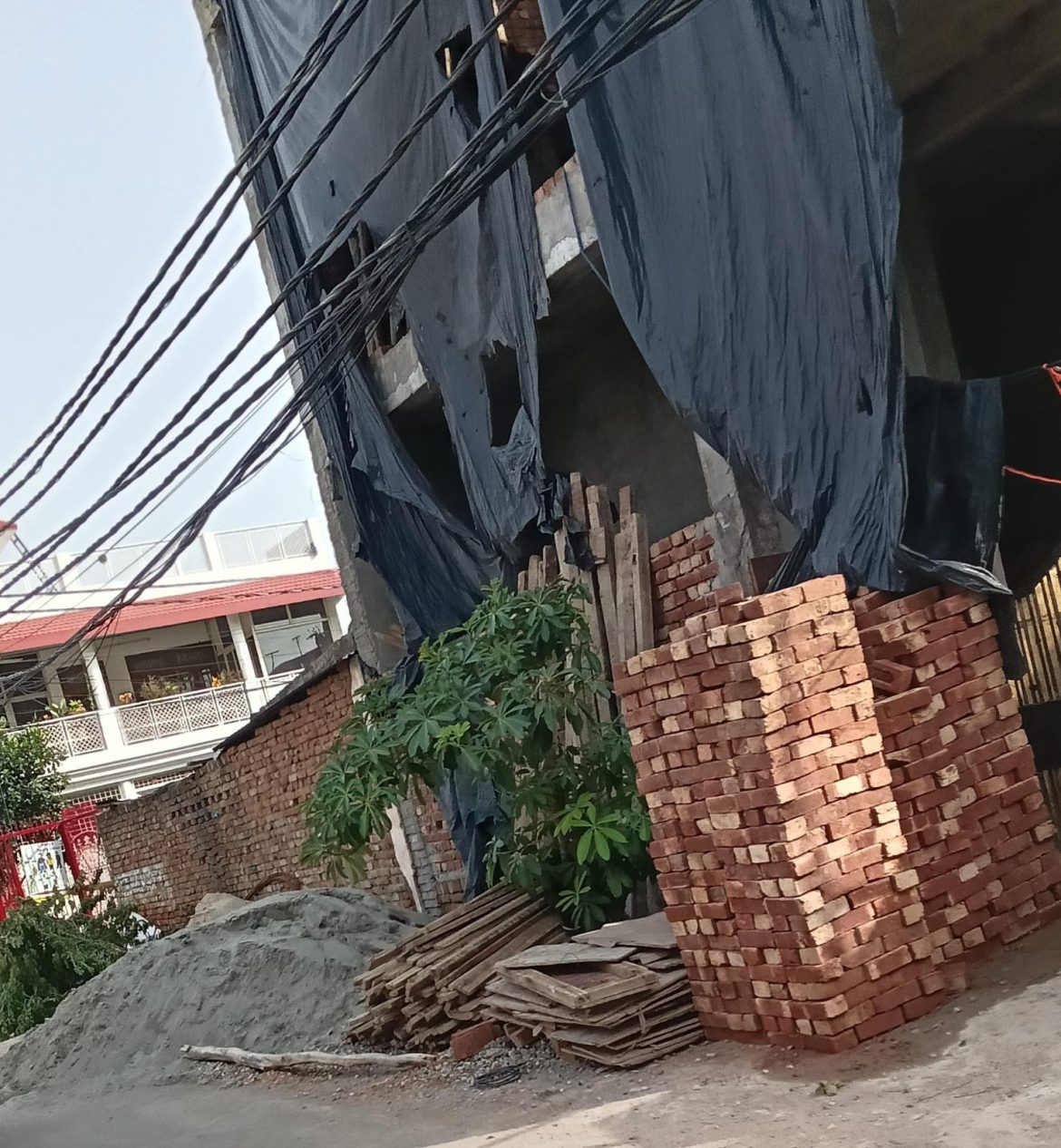 सुप्रीम कोर्ट के आदेश के बाद आवास विकास की चुनिंदा कार्रवाई! एक निर्माण पर सील तो बाकि पर ढील सब भ्रष्ट अभियंता अजब सिंह का नया खेल :