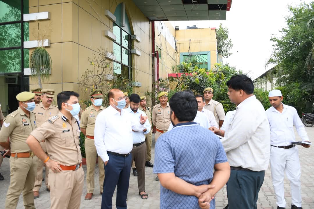 शाहिद अख़लाक़ की मीट फैक्ट्री का निरक्षण करने  पहुचे डीएम – एसएसपी :