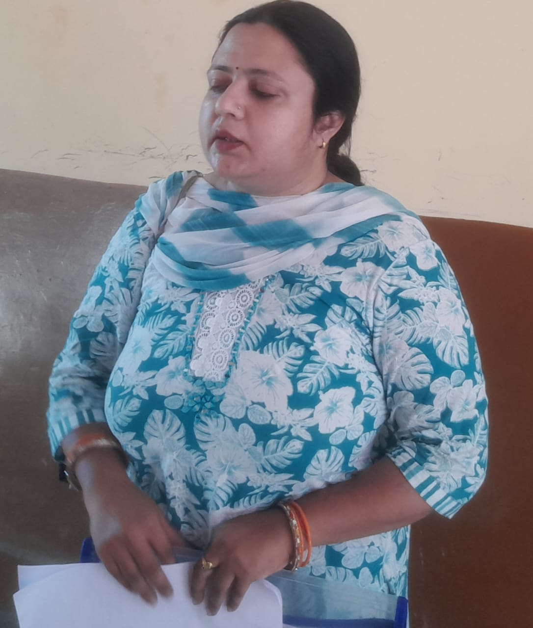 मवाना तहसील समाधान दिवस के अवसर पर दा राव एकेडमी को लेकर महिला अपनी फरियाद लेकर पहुंची जिलाअधिकारियों के सामने अधिकारियों ने फरियाद सुनने से किया इनकार :