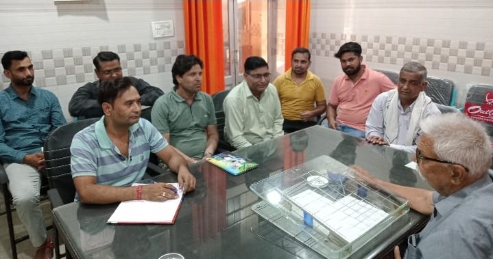 मवाना नगर पालिका के कर विभाग के कर्मचारियों के साथ साप्ताहिक विभागीय बैठक :