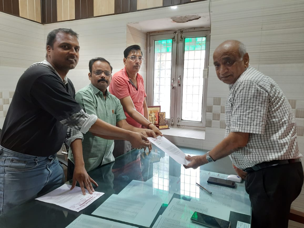 नगर पालिका समाधान दिवस पर उत्तर प्रदेश उद्योग व्यापार मंडल मवाना की इकाई के द्वारा अधिशासी अधिकारी को समस्याएं सोपी :