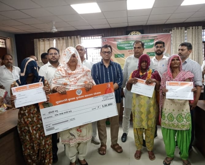 राज्यमंत्री द्वारा मुख्यमंत्री कृषक दुर्घटना कल्याण योजना के लाभार्थियों को वितरित किए चैक :