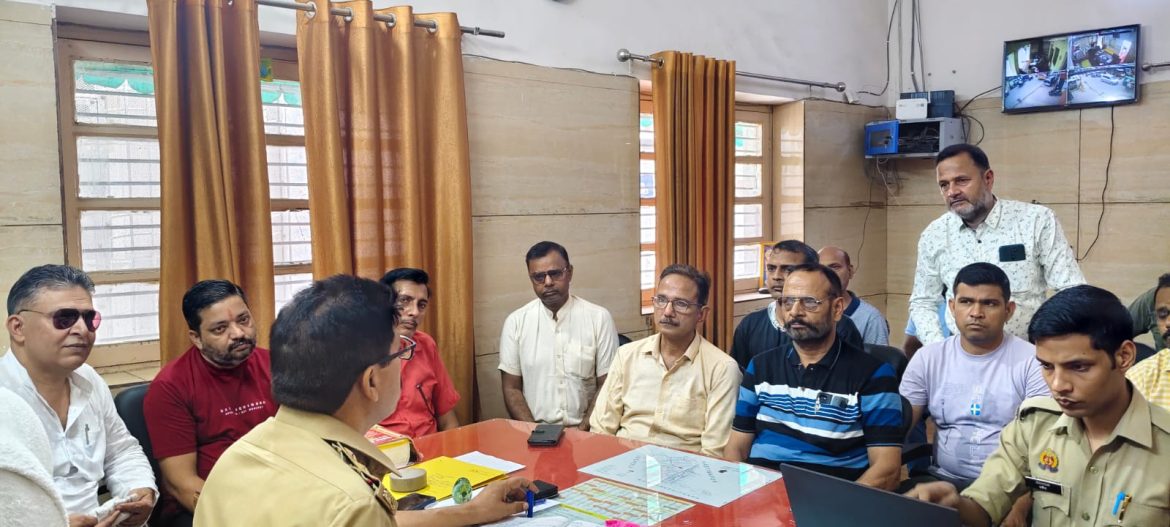 मवाना नगर में जाम की समस्या को लेकर पश्चिमी उत्तर प्रदेश संयुक्त व्यापार मंडल एक प्रतिनिधिमंडल थाना प्रभारी से मिला :