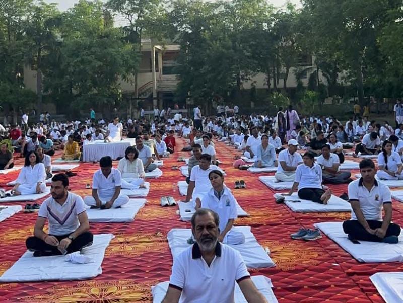 11वा अंतर्राष्ट्रीय योग दिवस “एक पृथ्वी एक स्वस्थ थीम” के अंतर्गत मेरठ कॉलेज में मनाया गया :
