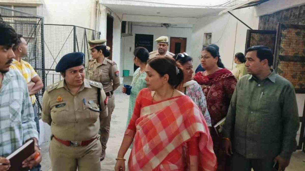 नोएडा के वृद्धाश्रम में अमानवीयता… दी जाती थी नशीली दवाएं, हाथ बांधकर रखा जाता था; 39 बुजुर्गों की दर्दभरी दास्तां :
