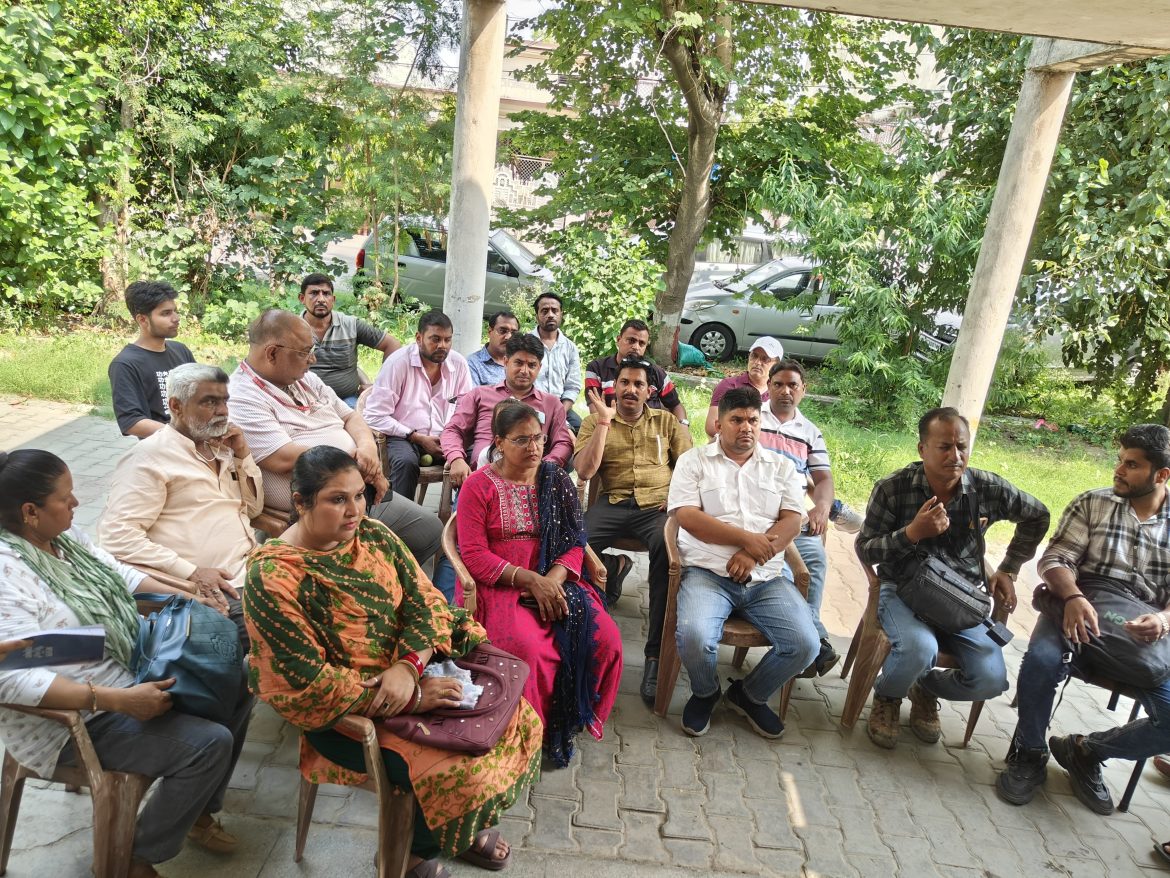 मेरठ पत्रकार प्रेस क्लब संगठन के नए अध्यक्ष होंगे अतुल महेश्वरी महामंत्री धर्मेंद्र भारद्वाज कोषाध्यक्ष हशमें आलम आम सभा में सभी की सहमति से नए संगठन का विस्तार किया गया :