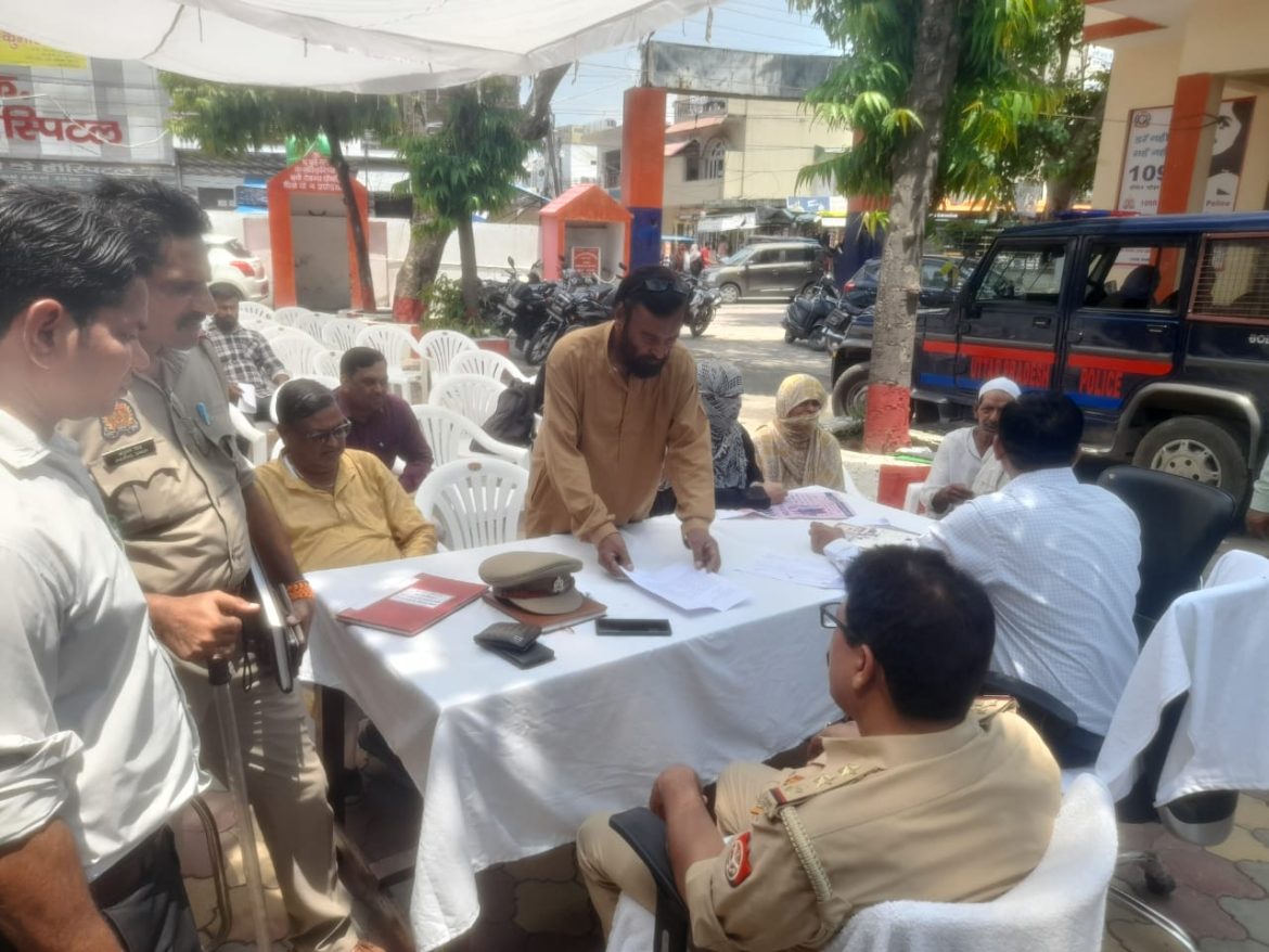 मवाना थाना समाधान दिवस पर पीड़ित ने लगाई कोतवाल के सामने जान की गुहार :