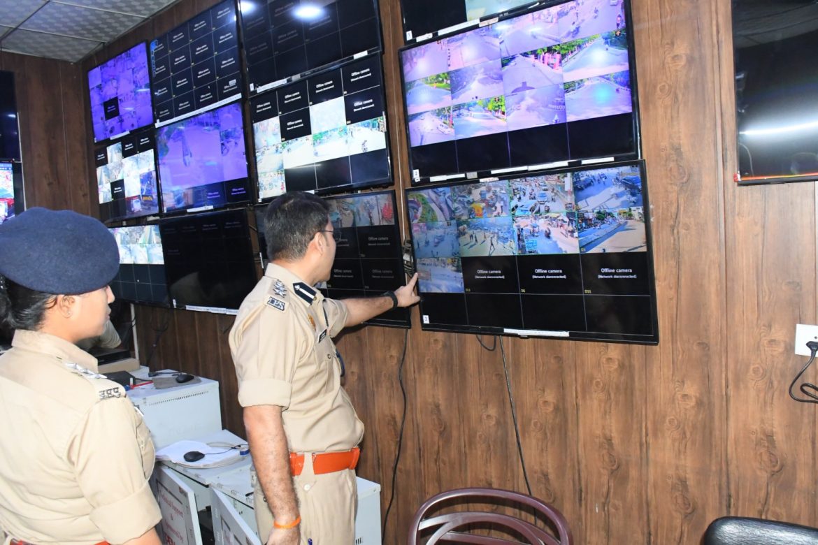 मेरठ।कांवड़ यात्रा की सुचारु व्यवस्था हेतु वरिष्ठ पुलिस अधीक्षक मेरठ द्वारा ट्रैफिक कंट्रोल रूम का निरीक्षण, यातायात व्यवस्थाओं को लेकर दिए आवश्यक दिशा-निर्देश :