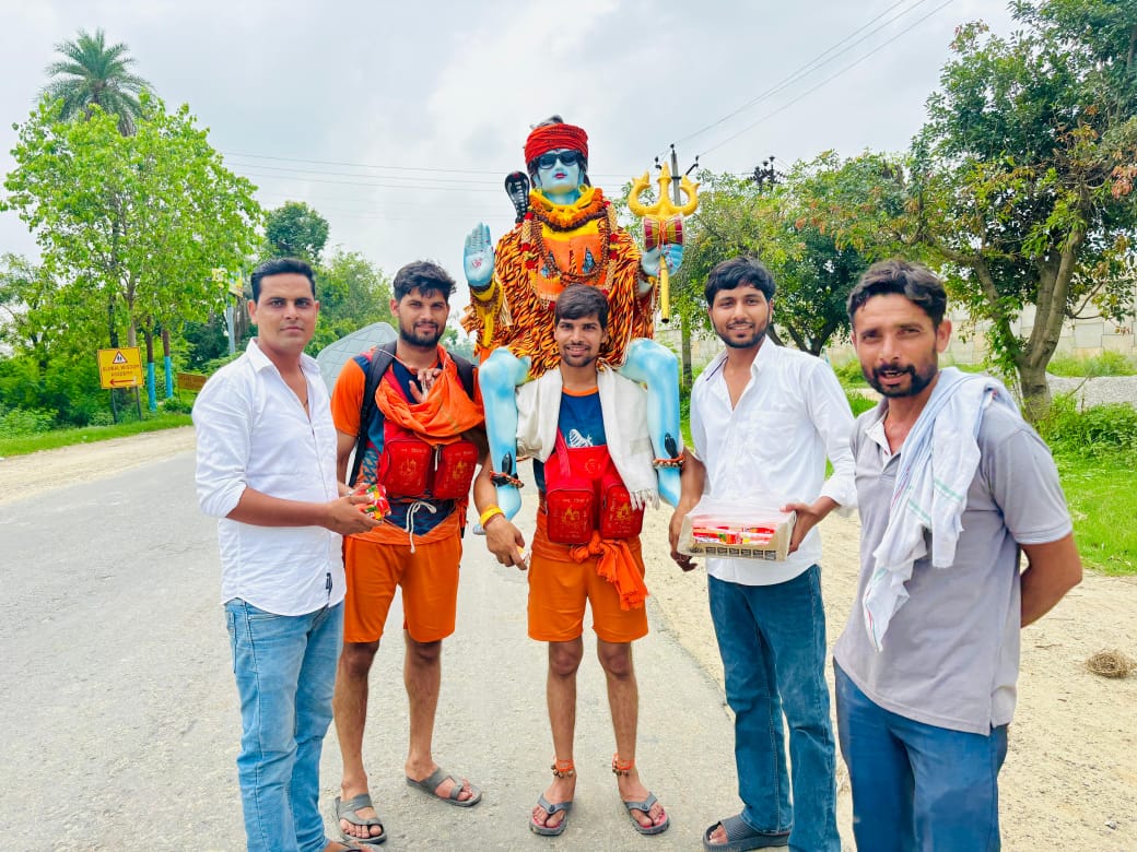 सेवा परमो धर्म: कावाड़ियों की सेवा कर रहे गंगा ढाबा संचालक विपिन खटाना :