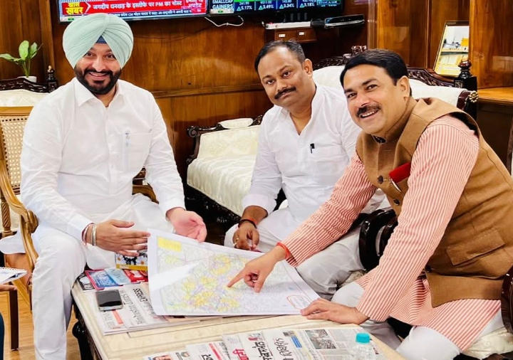 भारत सरकार के मा० रेल राज्यमंत्री श्री Ravneet Singh Bittu जी से मुलाकात कर हमारे विभिन्न प्रस्तावों को स्वीकृत कर कार्य प्रारंभ कराने के लिए मा० मंत्री जी का आभार प्रकट किया