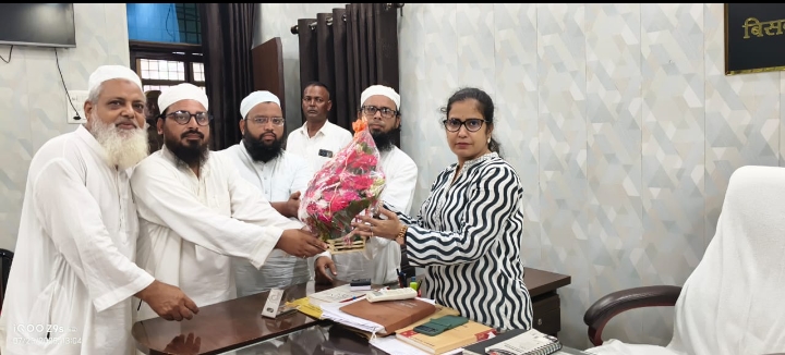 बिसवां एस डी एम साहिब का जमीयत उलमा बिसवां की तरफ से बुकेट पेश कर स्वागत किया गया :