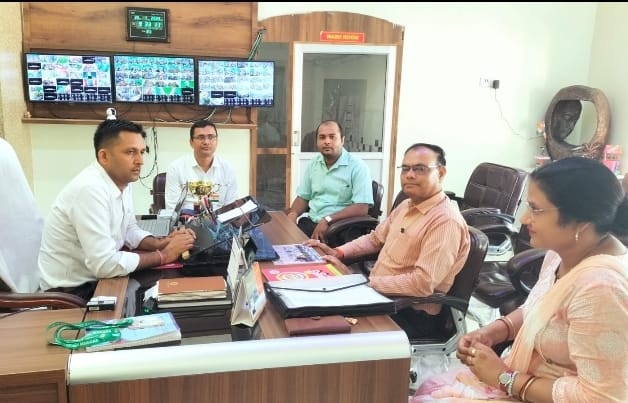 एएस इंटर कॉलेज मवाना में आयोजित होने वाली लोक सेवा आयोग प्रयागराज की समीक्षा अधिकारी एवं सहायक समीक्षा अधिकारी की तैयारी का जायजा लेने पहुंचे समीक्षा अधिकारी: