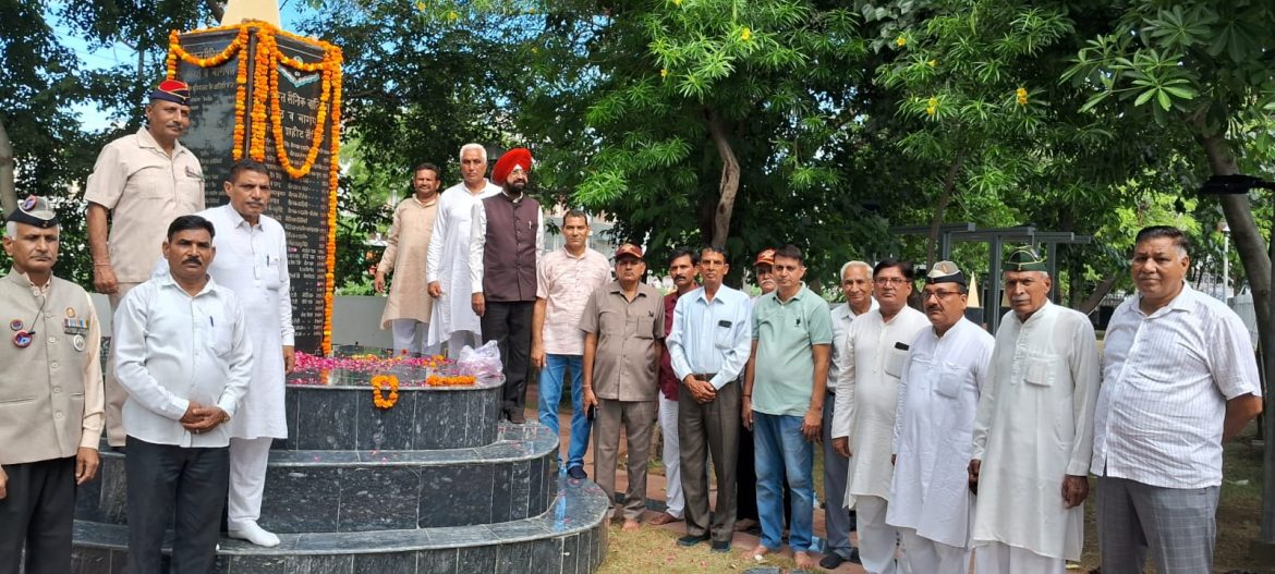 अमर शहीद स्मारक पर काफी संख्या में पुर्व सैनिकों ने अमर शहीदों को श्रद्धांजलि अर्पित कर नमन करते हुए पुष्प अर्पित किए :