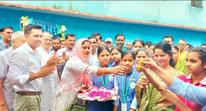 मवाना के ए एस इंटर कॉलेज में 25 किलोवाट के जनरेटर का शुभारंभ करती हुई छात्र-छात्राएं एवं अभिभावक :