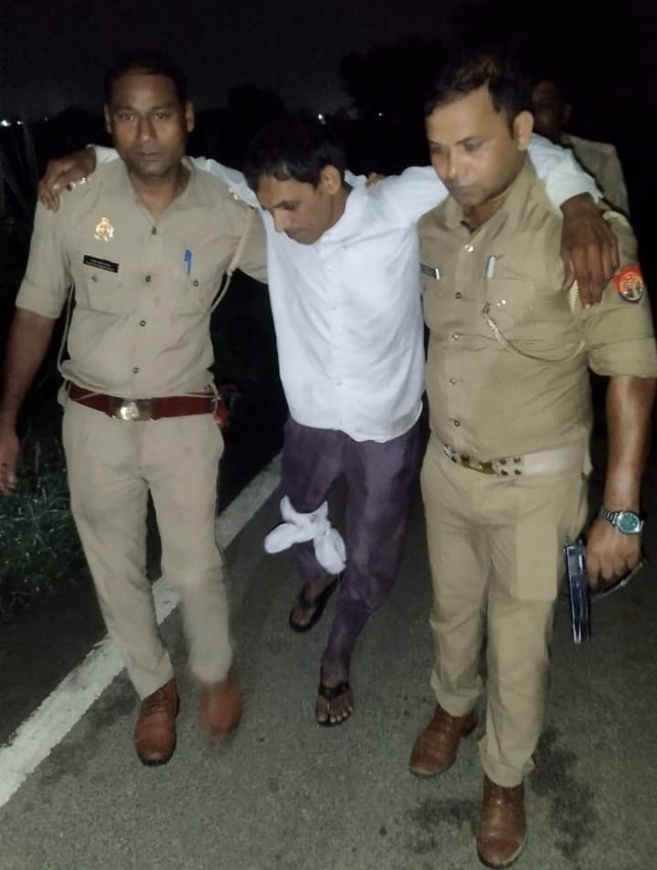 मवाना पुलिस द्वारा महिला से हुई लूट के मामले को लेकर आरोपी ऑटो चालक का किया हाफ एनकाउंटर :