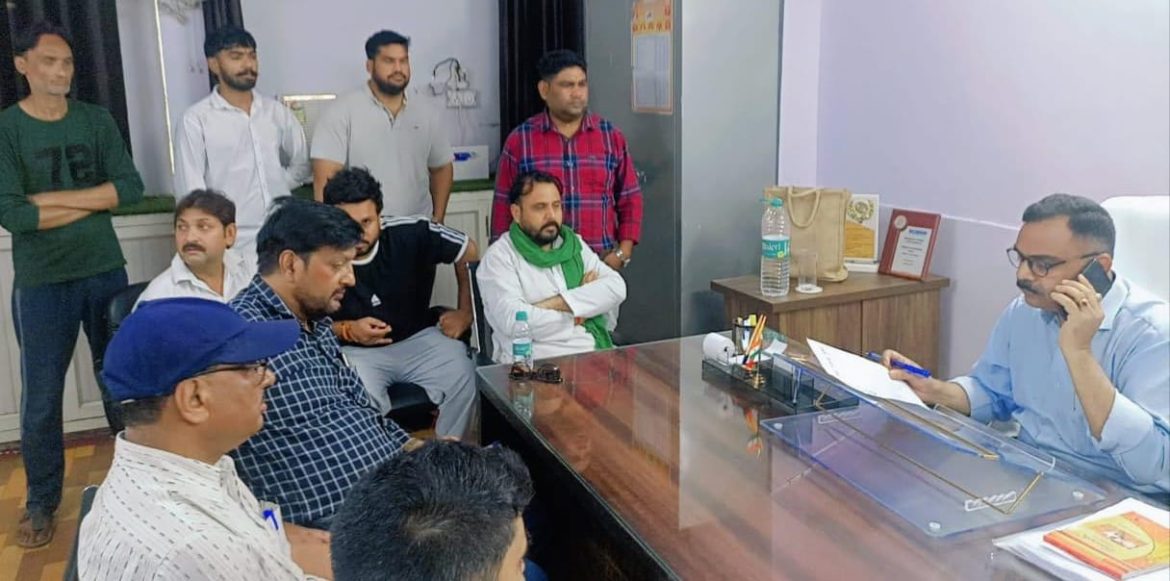 किसान मजदूर संघर्ष मोर्चा ने डूडा में भरष्टाचार क़ो लेकर आयुक्त क़ो सौंपा ज्ञापन :
