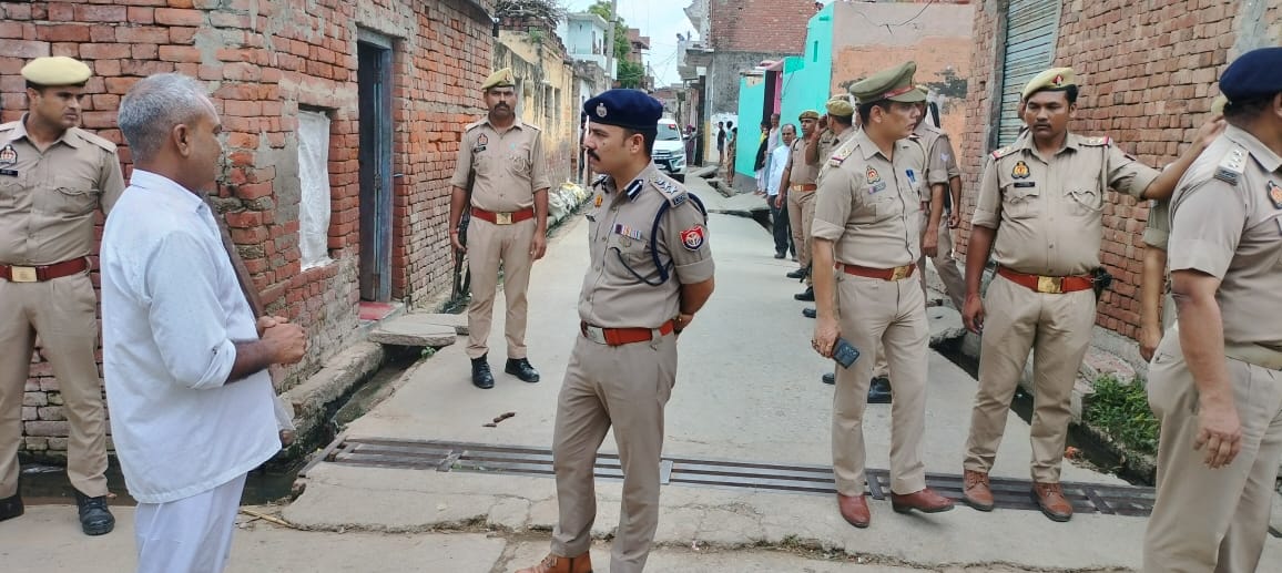 बक्सर मे सम्प्रदायीक् तनाव को देखते हुए कप्तान ने किया फ्लेग मार्च मेरठ :