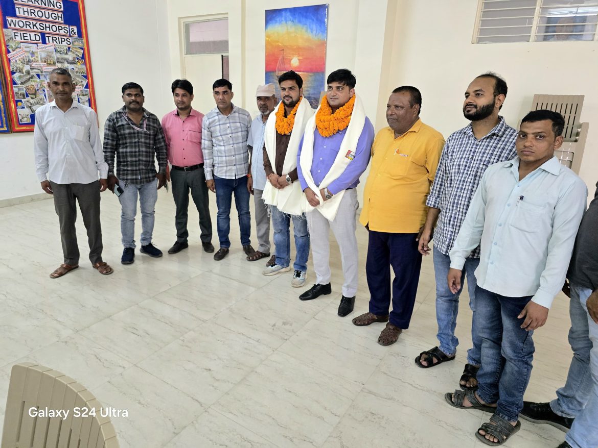 परीक्षितगढ़ में नवनिर्वाचित प्रदेश उपाध्यक्ष अजय चौधरी व कार्यकारिणी सदस्य ललित ठाकुर का स्वागत :