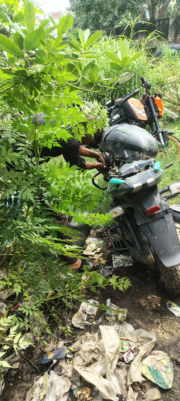सोतीगंज बंद होने के बाद चौकी इंचार्ज की सह पर चौकी के पास लावारिस वाहन से समान निकालता मिस्त्री :