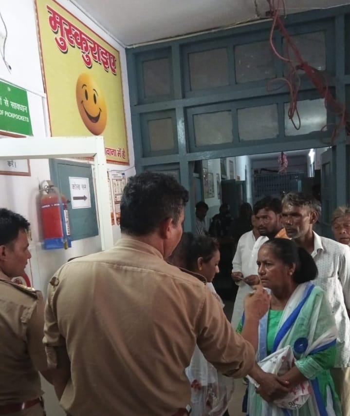 मवाना स्वास्थ्य सामुदायिक केंद्र में महिला का अक्षरा ना होने पर काटा हंगामा :