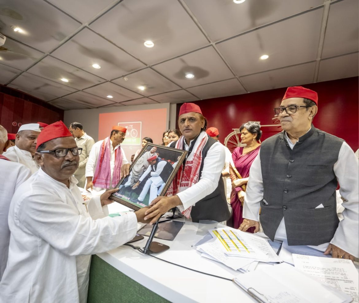 नगर पंचायत जहांगीरपुर से सपा के पूर्व प्रत्याशी जाने आलम नूरी ने पूर्व मुख्यमंत्री अखिलेश यादव से मुलाकात की: