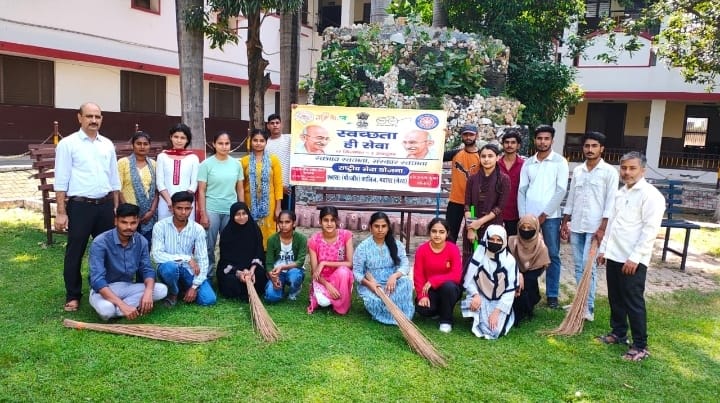 मेरठ रोड स्थित ए0एस0(पी0जी0) कालिज में राष्ट्रीय सेवा योजना की प्रथम व द्वितीय यूनिट के सभी स्वयं सेवकों के द्वारा स्वच्छता अभियान कार्यक्रम का आयोजन: