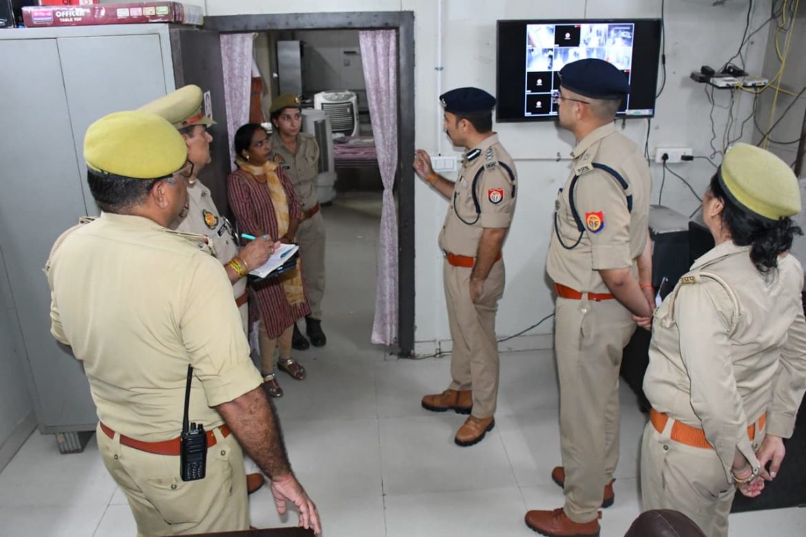 वरिष्ठ पुलिस अधीक्षक जनपद मेरठ द्वारा पुलिस अधीक्षक ग्रामीण जनपद मेरठ के साथ रात्रि भ्रमण एवं वन स्टॉप सेंटर का निरीक्षण :