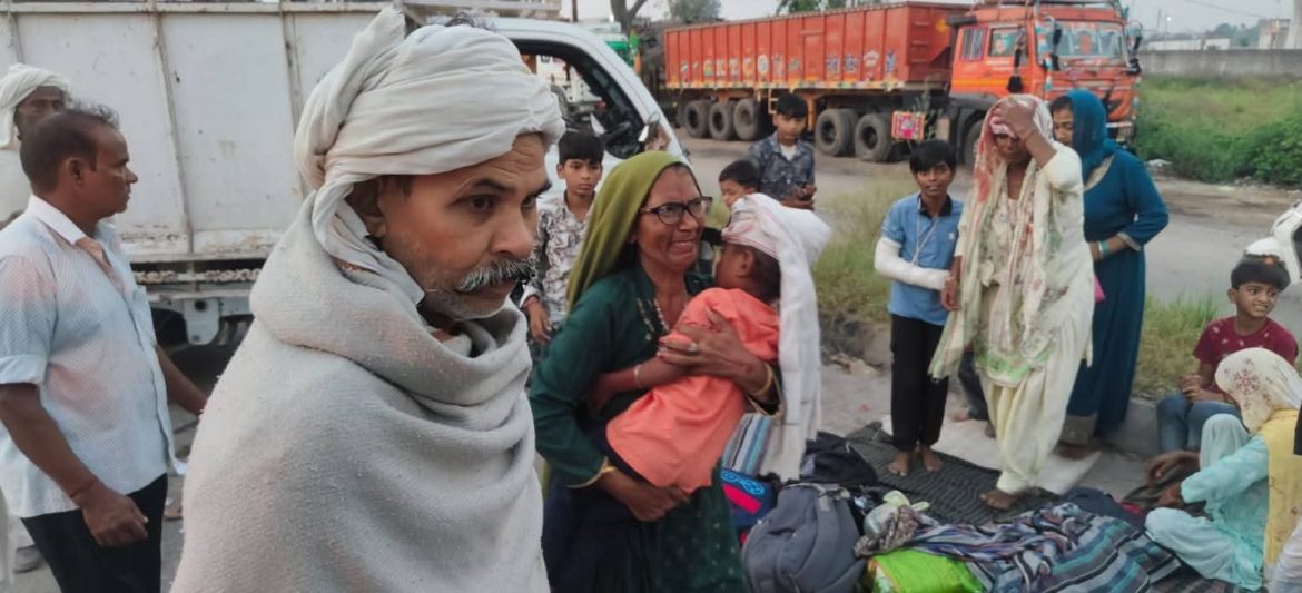 शाकुंभरी देवी जा रहे मेरठ के श्रद्धालुओं का वाहन डिवाइडर पर चढ़ा :