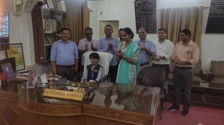 कृषक इण्टर कालिज मे कक्षा 6 की छात्रा आकांक्षा दास बनी प्रधानाचार्या :