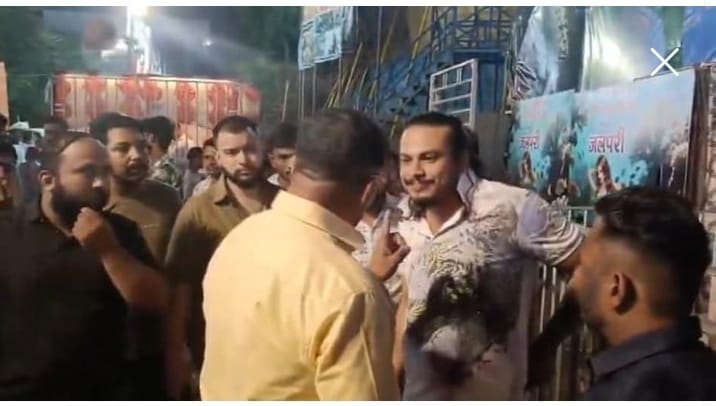 हापुड़ में रामलीला कवरेज के दौरान पत्रकार के साथ दबंगों ने की बतामीजी,का वीडियो वायरल हुआ :