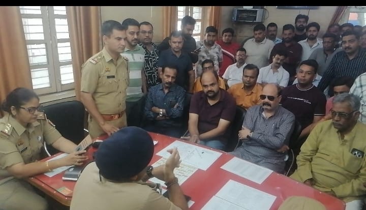 श्रेय हार्डवेयर की दुकान में चोरी के मामले में घटना का खुलासा नहीं होने पर क्षुब्ध व्यापारियों ने कोतवाली मवाना पहुंचकर सीओ व प्रभारी निरीक्षक का किया घेराव :