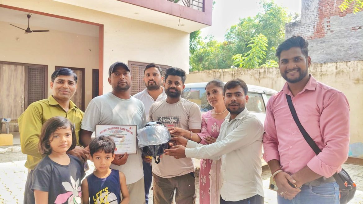 रक्तदाताओं को सम्मान स्वरूप मिला सुरक्षा कवच ‘हेलमेट’रक्तदान के साथ सड़क सुरक्षा का संदेश — 50 से अधिक लोगों ने किया स्वैच्छिक रक्तदान :