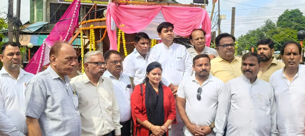 मेरठ 7 अक्टूबर,महर्षि वाल्मीकि जयंती के अवसर पर महानगर कांग्रेस कमेटी  द्वारा शहर के घंटाघर स्थित महर्षि वाल्मीकि जी की प्रतिमा पर माल्यार्पण अर्पित की: