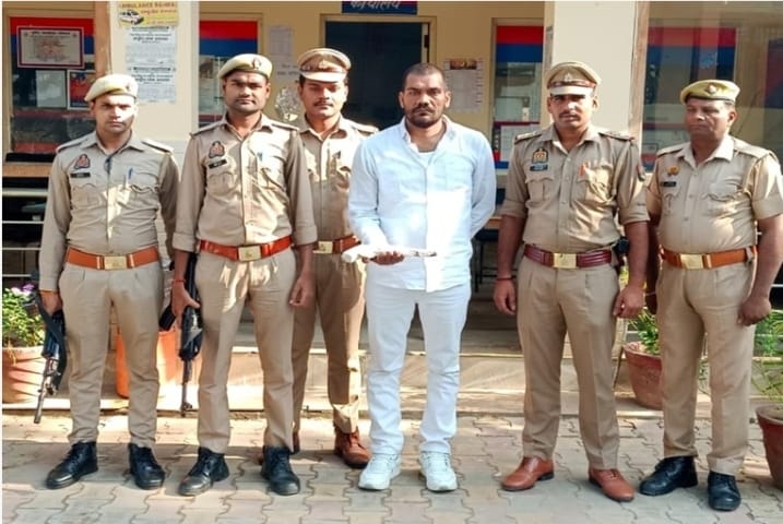 बहसूमा पुलिस ने फायरिंग की घटना में शामिल शिवम उर्फ गोलू सकौती को पीसीआर पर लेकर तमंचा बरामद :