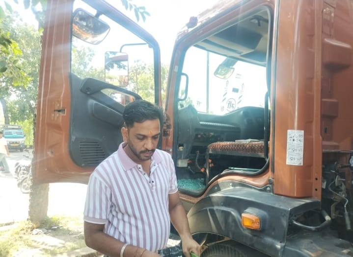 मिस्त्री की दुकान पर खड़ी कैंटर पर चोरों ने किया हाथ साफ :