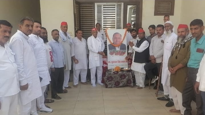 स्वर्गीय मुलायम सिंह यादव के चित्र पर पुष्प अर्पित पर पुण्यतिथि मनाई :