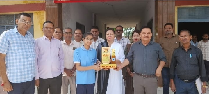कृषक इण्टर कालिज की छात्रा के एक दिवसीय एडीएम बनने के उपरान्त विद्यालय पहुंचने पर भव्य स्वागत :